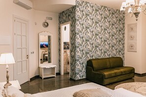 Familie vierpersoonskamer, privébadkamer, uitzicht op tuin | Woonruimte | Smart-tv
