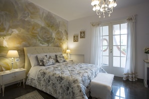 Kolmen hengen luksushuone, patio, näköala uima-altaalle | Ylelliset vuodevaatteet, untuvapeitot, minibaari, tallelokero huoneessa