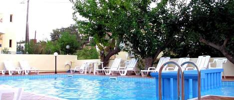 Piscine extérieure, parasols de plage, chaises longues