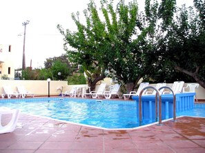 室外泳池；泳池傘、躺椅