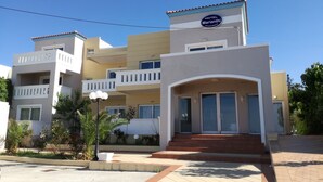 A multi-story hotel with a sign reading "HOTEL MARIANTHI APARTMENTS". - Marianthi studios (Chania)