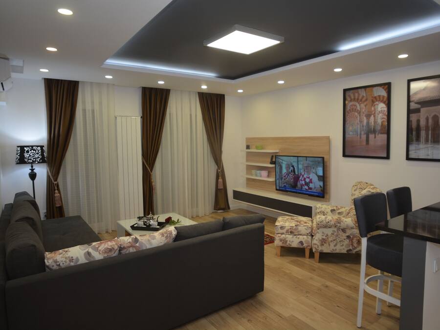 Minibar, individually decorated, individually furnished, desk