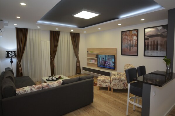 Minibar, decoración personalizada, muebles diferentes y escritorio 