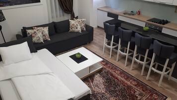 Familienapartment, 2 Schlafzimmer | Minibar, individuell dekoriert, individuell eingerichtet, Schreibtisch