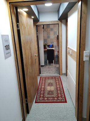 Classic Twin Room, Ensuite | Minibar, individually decorated, individually furnished, desk - Hotel Family (Sarajevo)