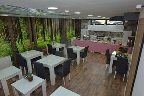 Free daily buffet breakfast  - Hotel Family (Sarajevo)