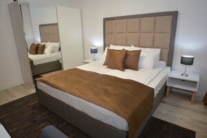 Minibar, decoración personalizada, muebles diferentes y escritorio 