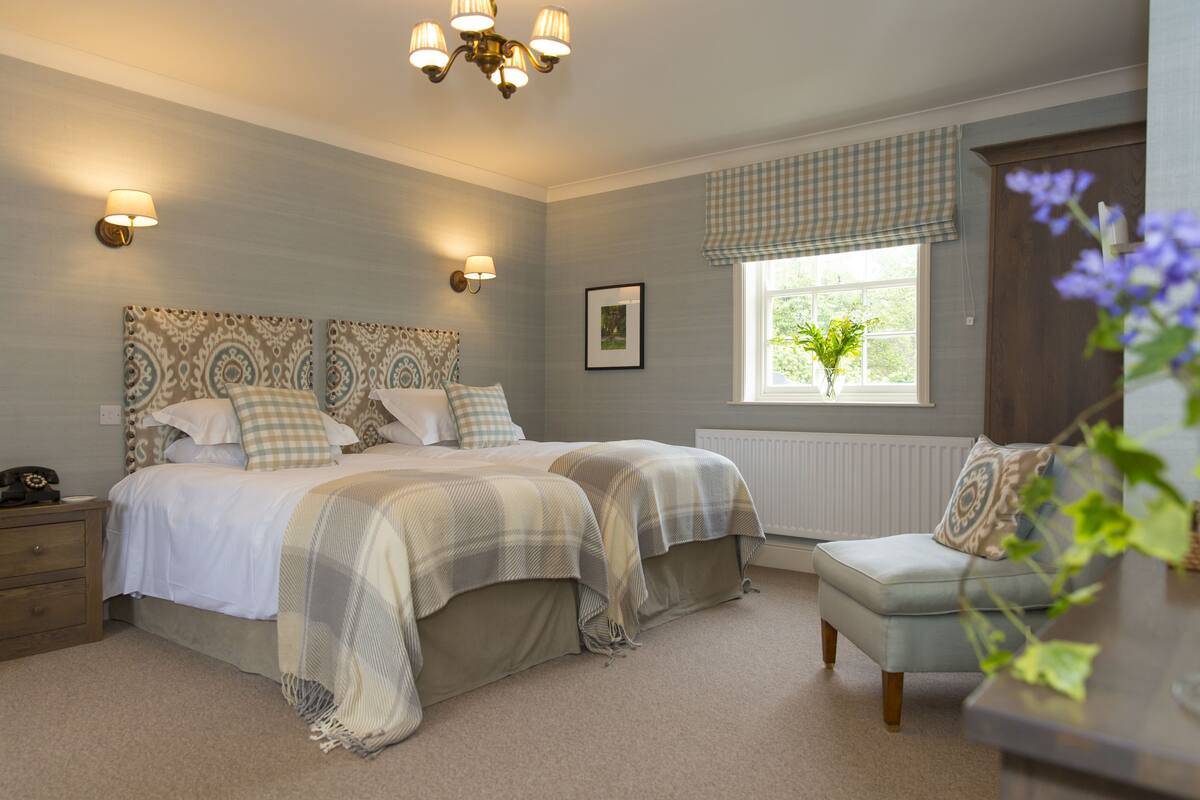 Large Twin Room | Allergitestet sengetøy, strykejern/-brett og wi-fi (inkludert)