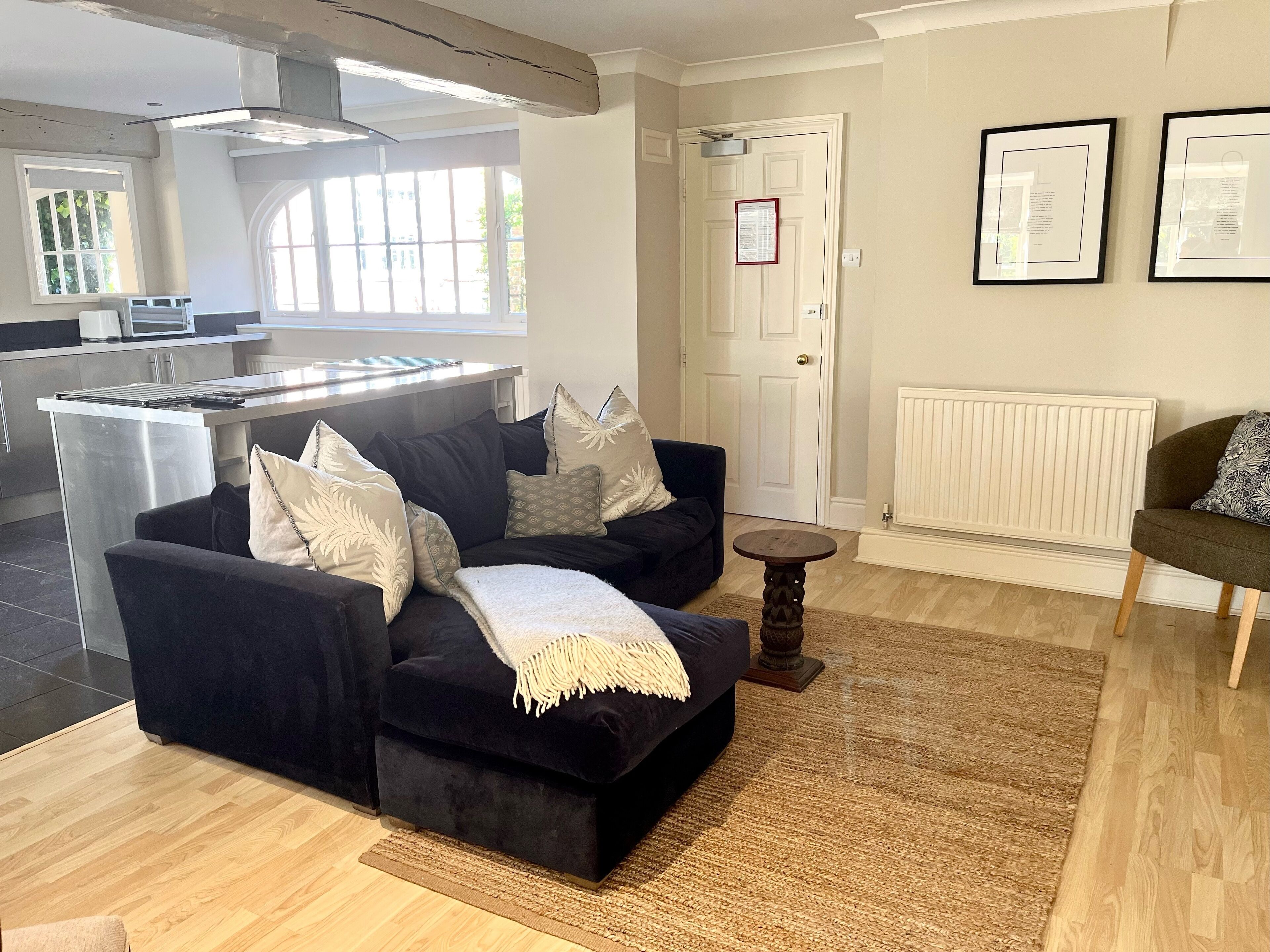 comfort studio suite, 1 king bed, garden area | living area | flat-screen tv