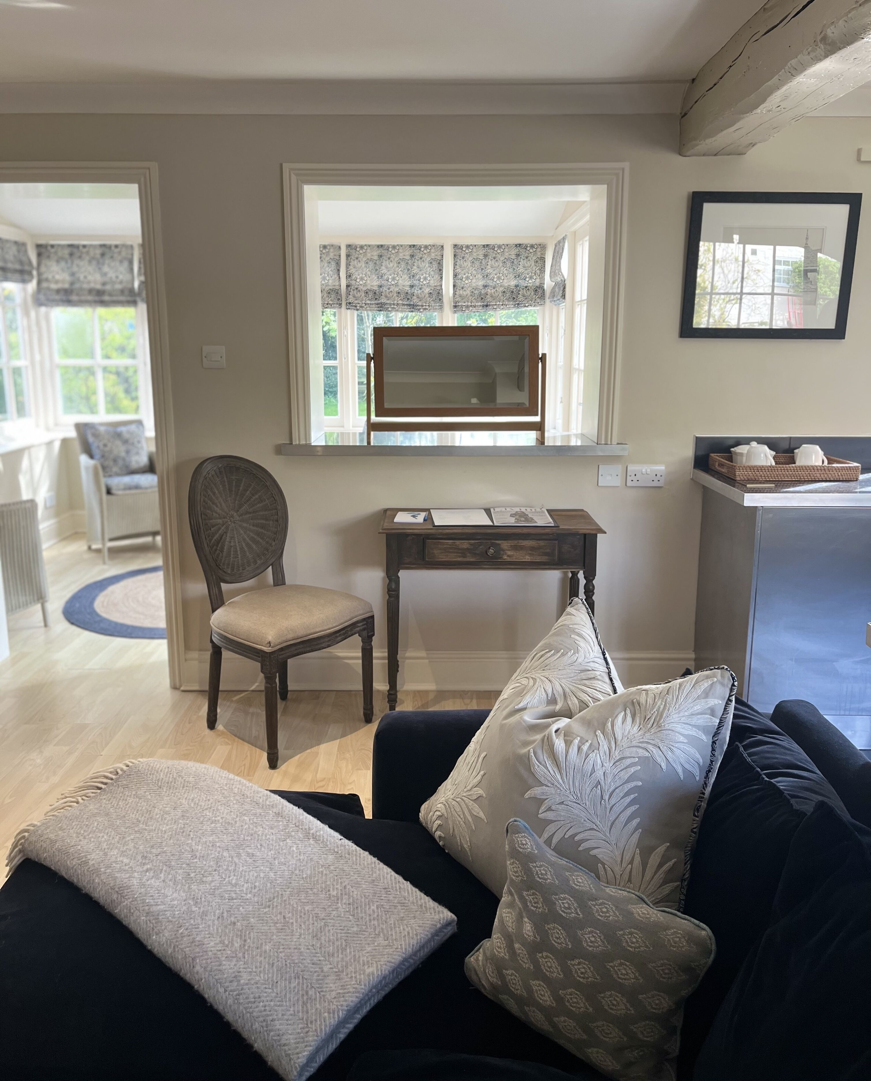 comfort studio suite, 1 king bed, garden area | living area | flat-screen tv