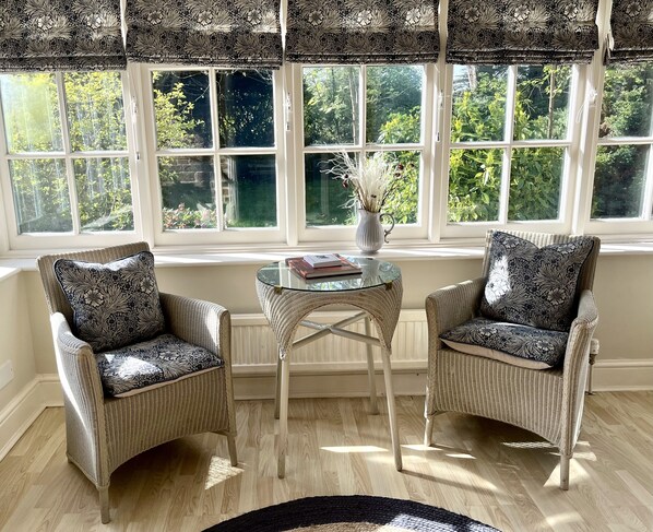 Comfort Studio Suite, 1 King Bed, Garden Area | Living area