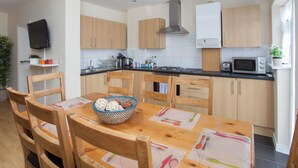 Double Room, Shared Bathroom (RP2 RP4 RP5) | Restaurant - Russland Rooms (Harrow)