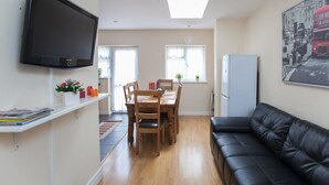 Double Room, Shared Bathroom (RP1) | Restaurant - Russland Rooms (Harrow)