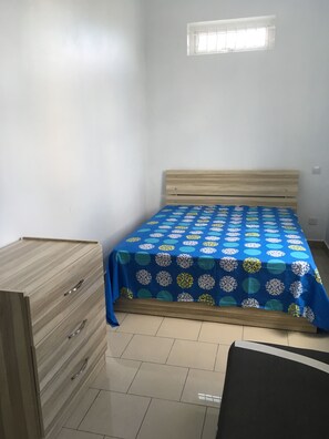 3 habitaciones, escritorio y tabla de planchar con plancha 