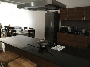 Full-sized fridge, microwave, oven, stovetop - Villa 413 (Flic-en-Flac)