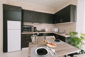 Microwave, coffee/tea maker, toaster oven, cookware/dishes/utensils - Metro Apartment in Athens 45 sq.m. (Athens)