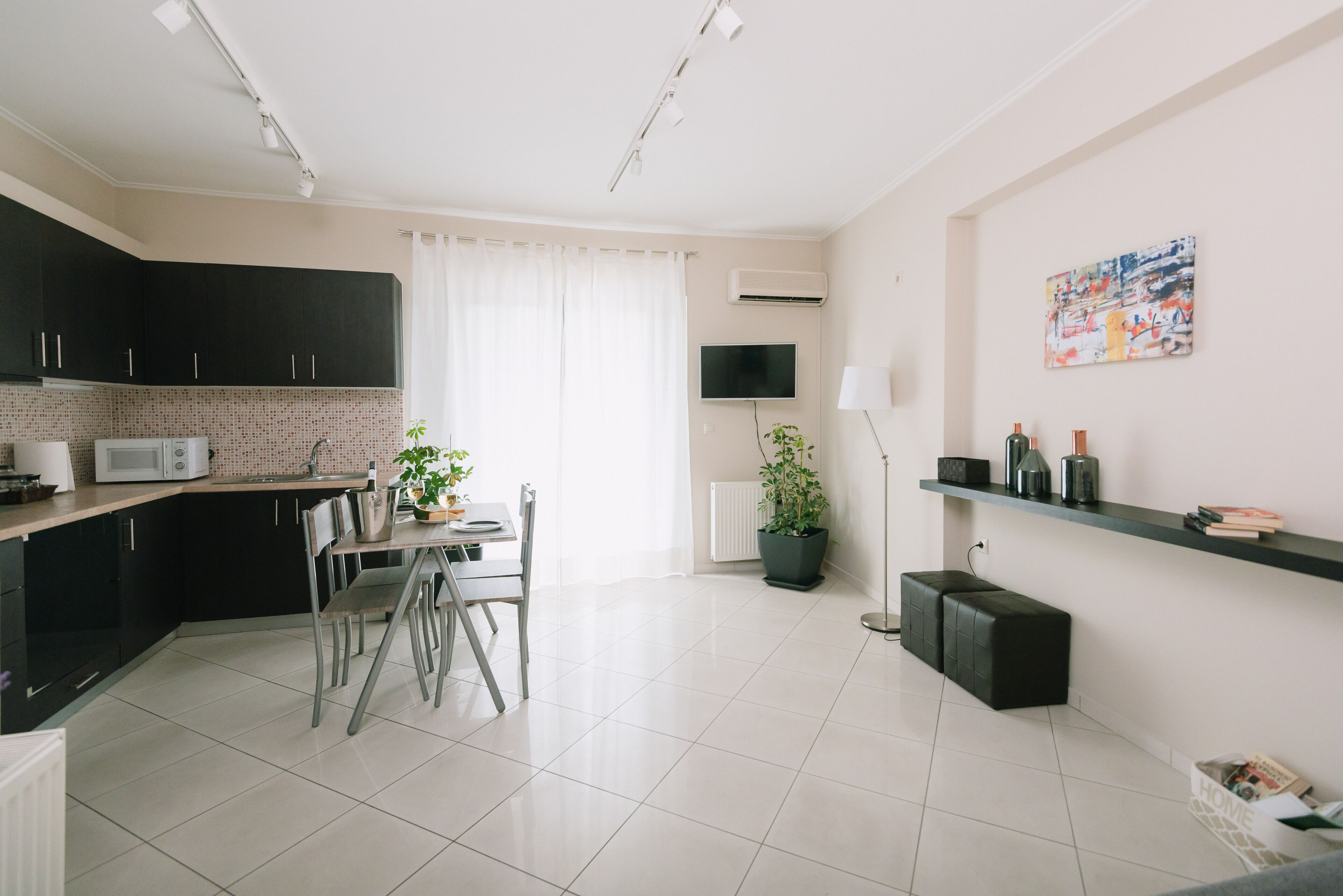 Mikroaaltouuni, kahvin-/teenkeitin, grilliuuni