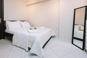 1 bedroom, iron/ironing board, WiFi, bed sheets - Metro Apartment in Athens 45 sq.m. (Athens)