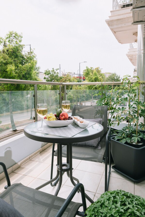Outdoor dining - Metro Apartment in Athens 45 sq.m. (Athens)