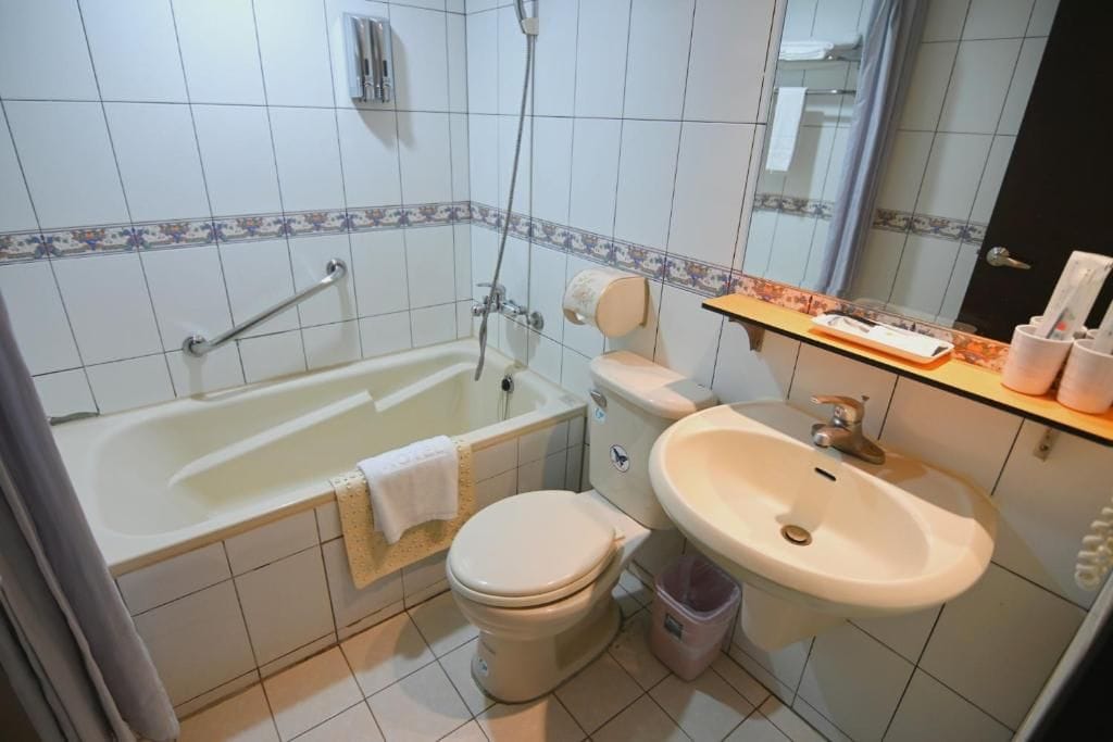 Un baño con bañera, inodoro y lavabo.