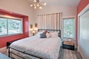 2 bedrooms, iron/ironing board, Internet, bed sheets - Missoula Getaway w/ Balcony, 2 Mi to Downtown! (Missoula)