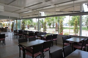 Hi ha 2 restaurants i s'hi serveixen esmorzars; plats de cuina turca