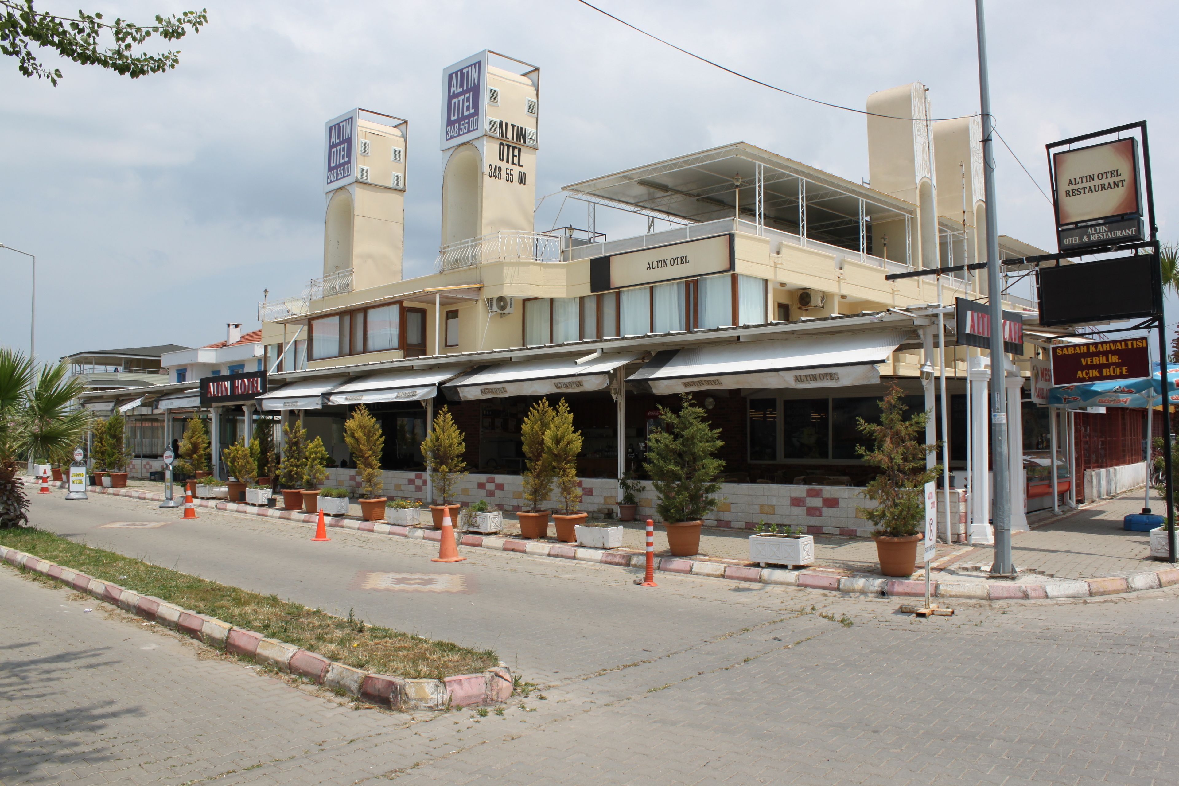 Hotel amb teulada plana, diversos balcons i zona d'estar exterior coberta.