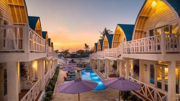 室外游泳池,07:00 至 23:00 开放,日光浴躺椅