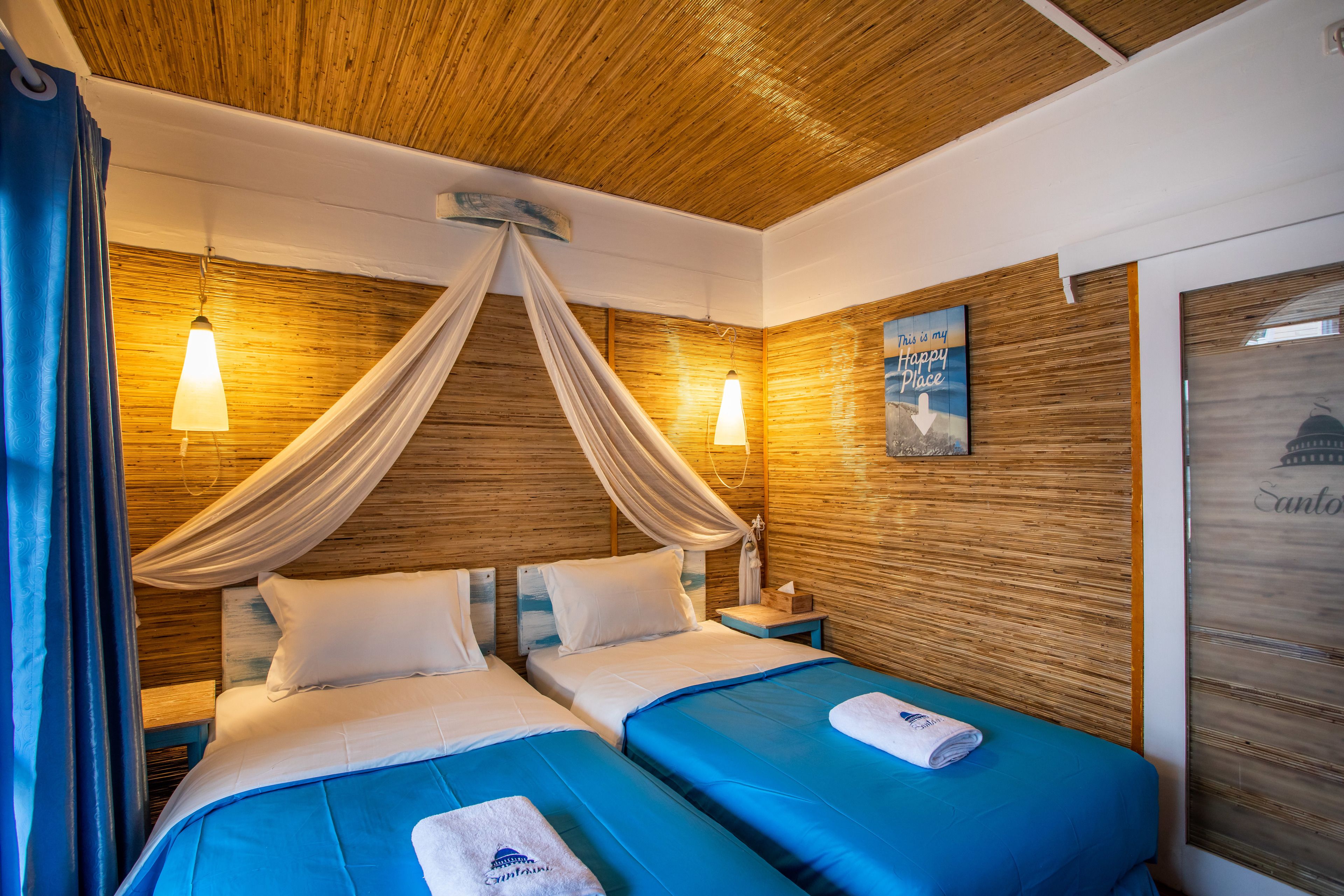 Una habitación con dos camas, paneles de madera, una cama con dosel y un cartel en la pared.