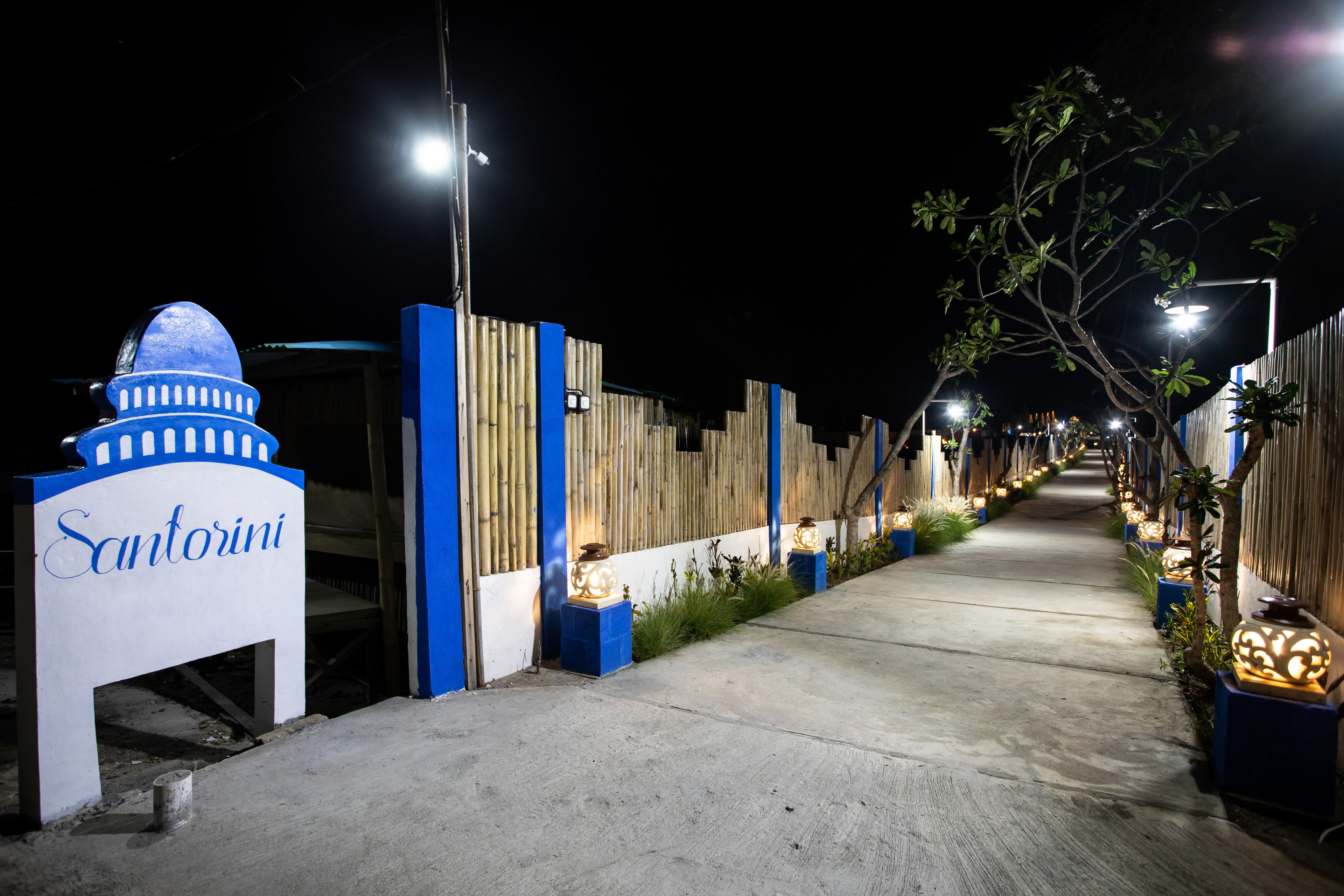 Polku, joka johtaa rakennukseen, jonka yläpuolella on kyltti, jossa lukee ”Santorini”.