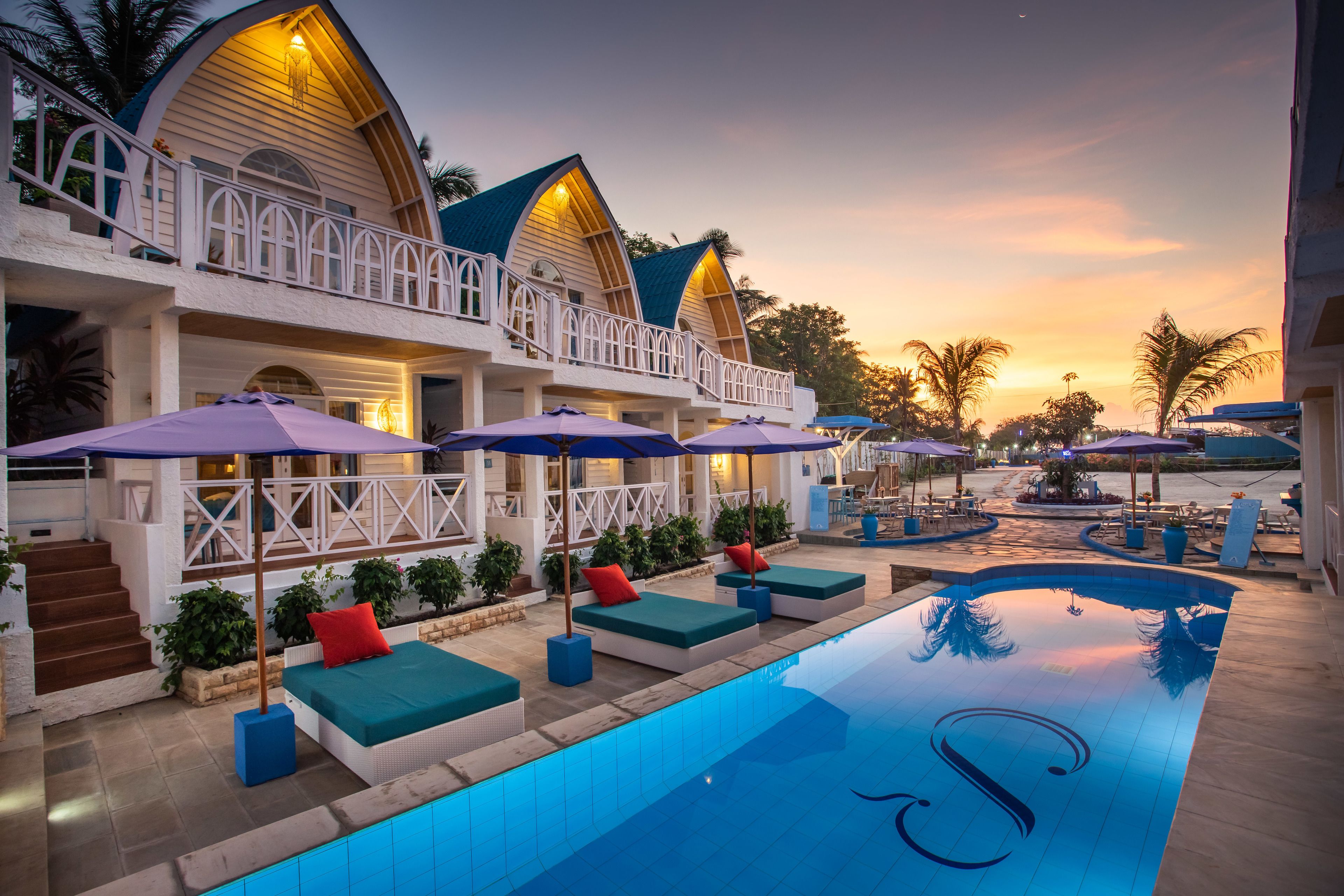 Outdoor pool, open 7:00 AM to 11:00 PM, pool loungers