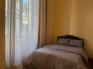 Deluxe Double Room, Non Smoking, Private Bathroom | Egyptian cotton sheets, premium bedding, individually decorated - Lucky Travelers Room - hostel (Tbilisi)