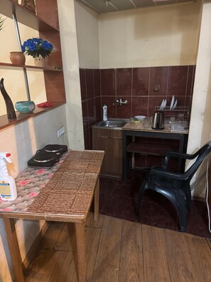 Fridge, microwave, stovetop, coffee/tea maker - Lucky Travelers Room - hostel (Tbilisi)