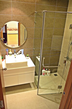 Apartment, 2 Schlafzimmer | Badezimmer | Dusche, kostenlose Toilettenartikel, Haartrockner, Hausschuhe