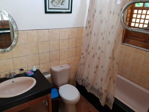 Stuga Superior - 1 queensize-säng | Badrum | Dusch, gratis toalettartiklar, bidé och handdukar