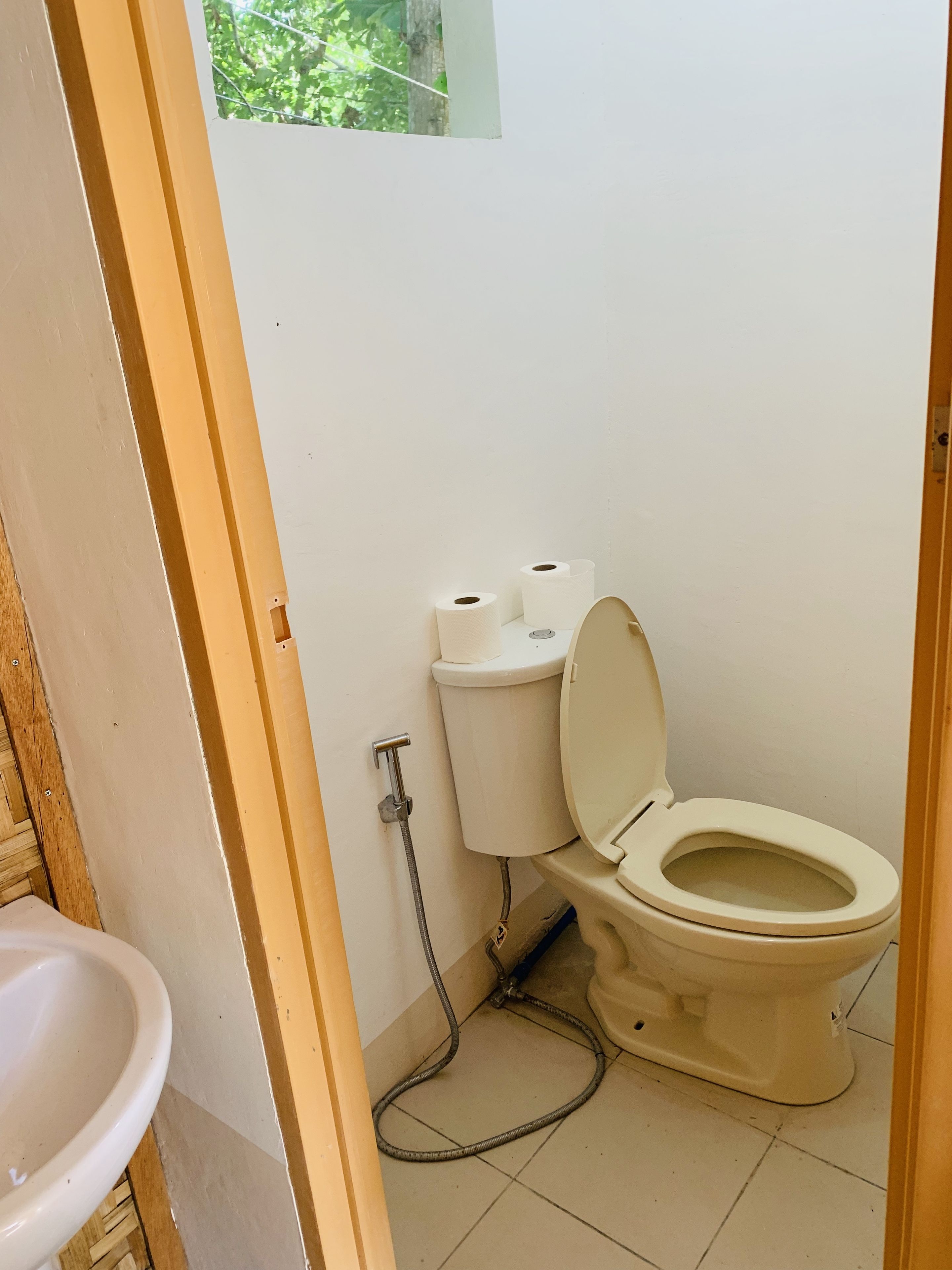 standard room | bathroom | shower, free toiletries, bidet, towels