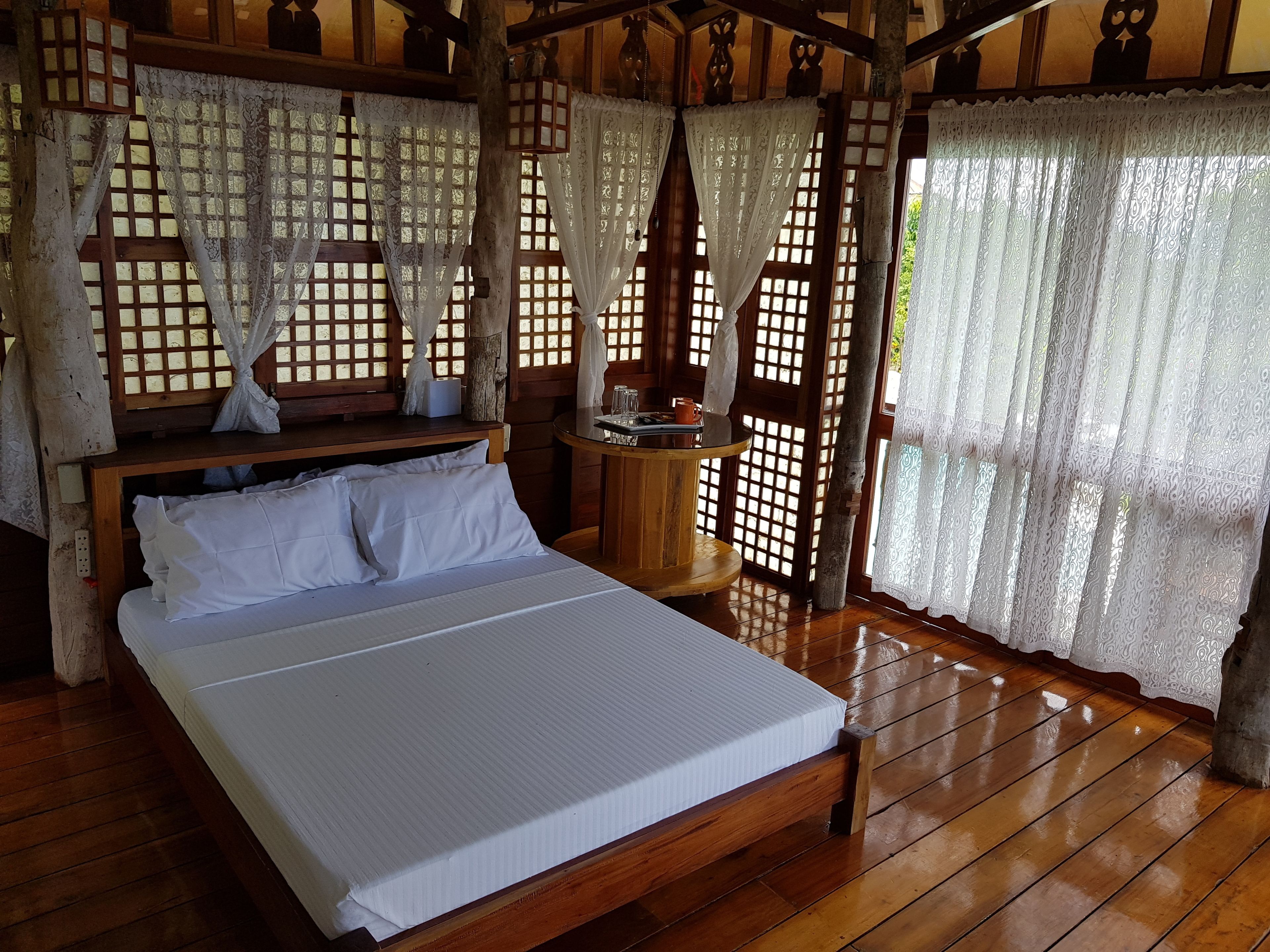 honeymoon cabin, 1 king bed | hypo-allergenic bedding, free wifi, bed sheets