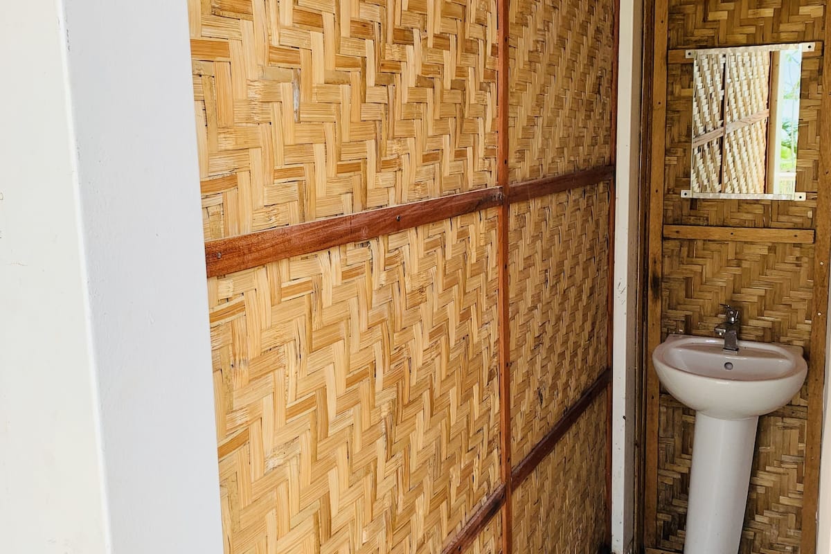 standard room | bathroom sink