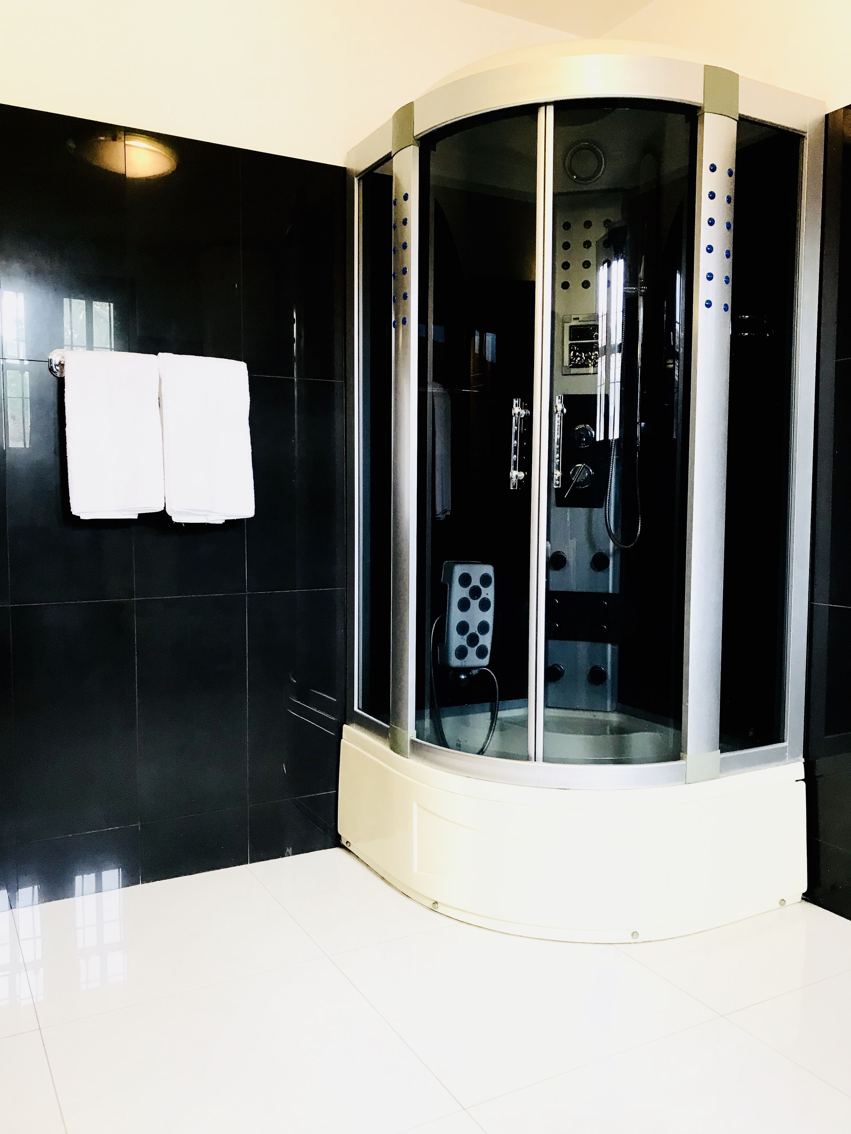 Kamar Deluks, 1 Tempat Tidur King, Bebas Asap Rokok | Kamar mandi | Pemandian mata air panas, pengering rambut, kloset, dan handuk