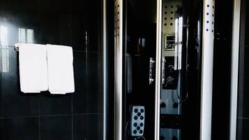 Kamar Deluks, 1 Tempat Tidur King, Bebas Asap Rokok | Kamar mandi | Pemandian mata air panas, pengering rambut, kloset, dan handuk