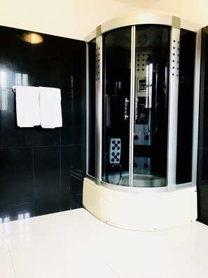 Rom – deluxe, 1 kingsize-seng, ikke-røyk | Bad | Kildevannsbadekar, hårføner, bidé og håndklær