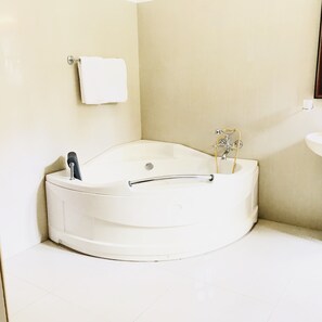 Spring water tub, hair dryer, bidet, towels - AMA VILLA NEGOMBO (Negombo)