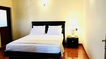Deluxe Room, 1 King Bed, Non Smoking | Frette Italian sheets, premium bedding, Select Comfort beds