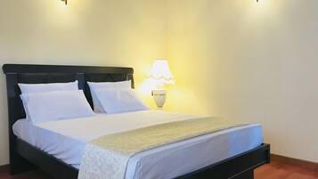 Deluxe Room, 1 King Bed, Non Smoking | Frette Italian sheets, premium bedding, Select Comfort beds
