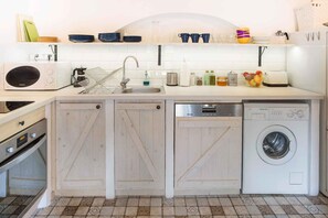 Een koelkast, een magnetron, een oven, een kookplaat