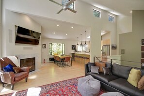 Smart-TV, peis, DVD-spiller og stereoanlegg