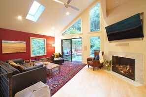 Smart-TV, peis, DVD-spiller og stereoanlegg