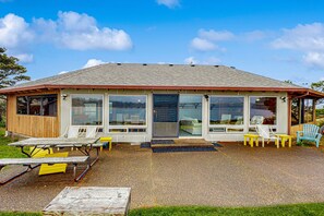 屋外ダイニングエリア