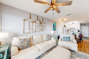 TV, books - Renovated Gulf-side condo with pools, hot tub, & fitness center (Gulf Shores)