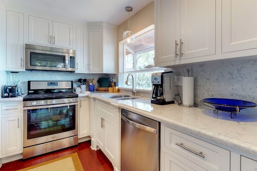 Tasokas järvitalo, jossa on ilmainen WiFi, kaapeli, grilli ja piano